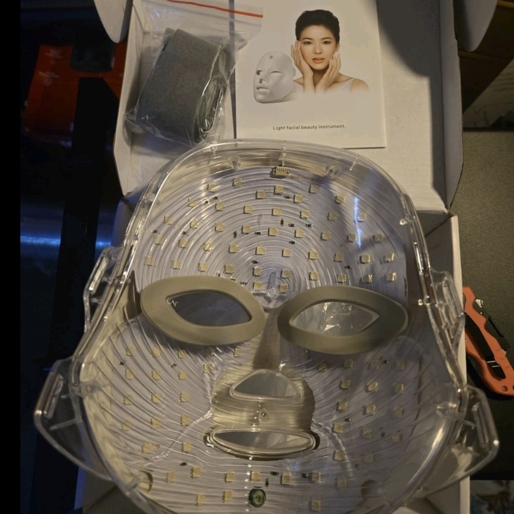 LED Light Therapy Mask - White - Picture 4 of 5